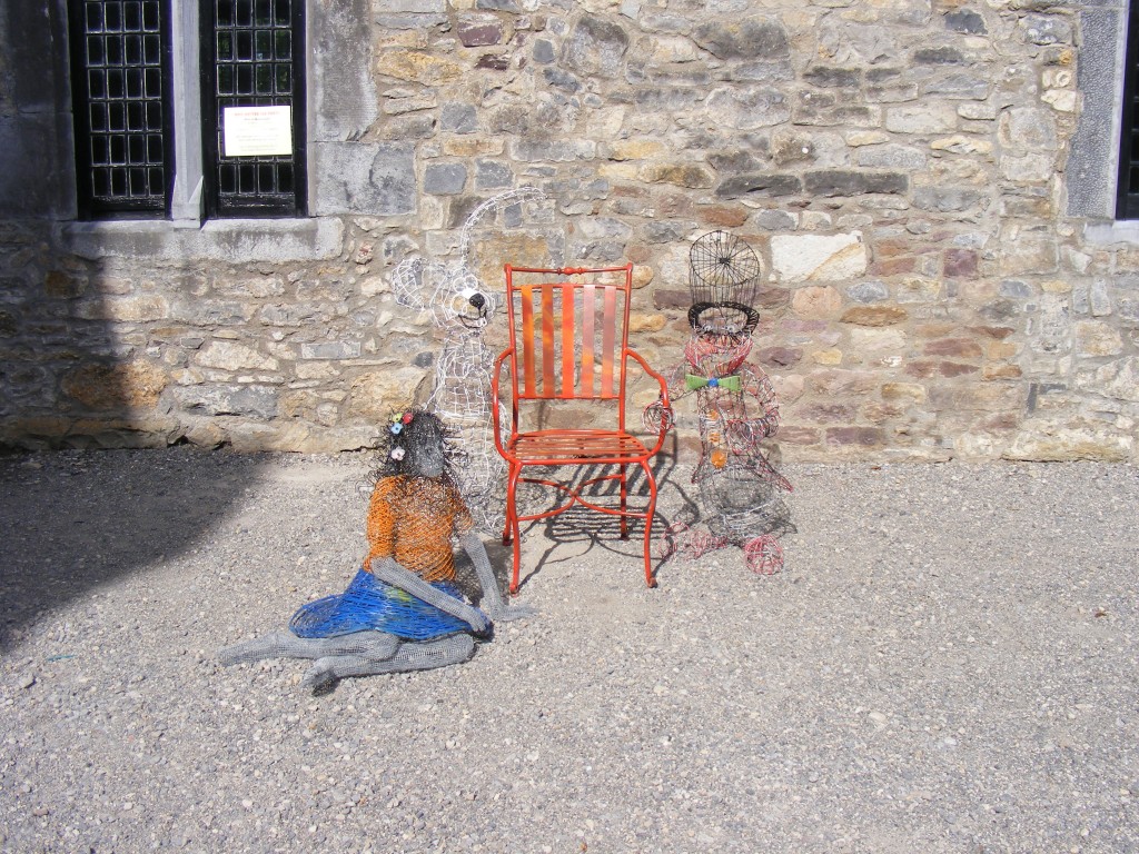 alice in wonderland wire sculpture